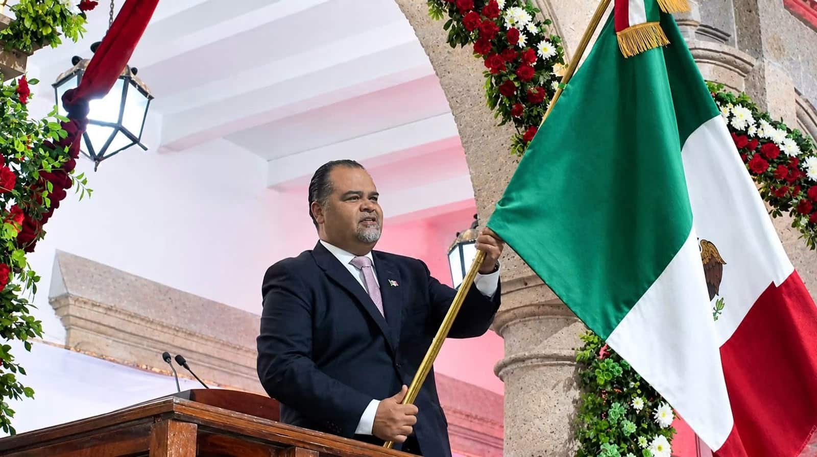 Víctor Vázquez encabezó el grito de Independencia ante cientos de familias puruandirensen
