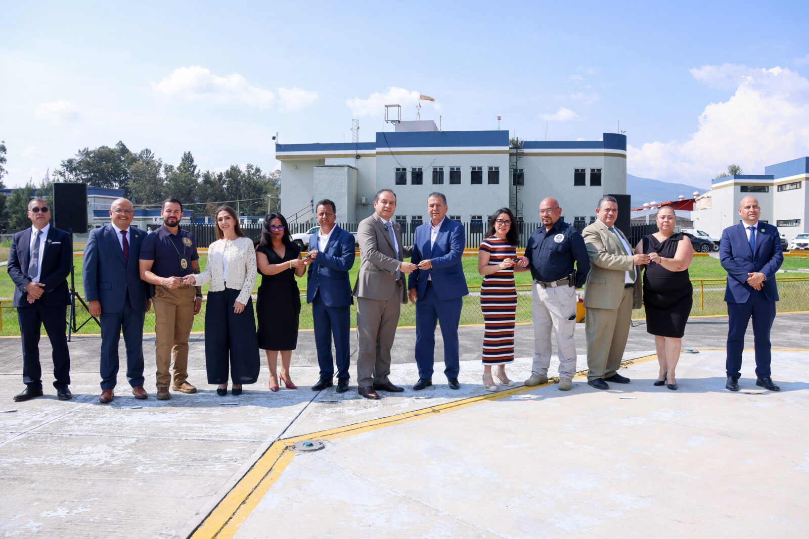 FGE fortalece capacidad operativa con entrega de 56 unidades vehiculares